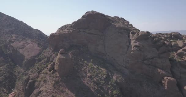 在亚利桑那州斯科茨代尔市的木乃伊山顶上 一架无人驾驶飞机缓慢地盘旋着 其特点是蓝蓝的天空和美丽的沙漠景观 — 图库视频影像