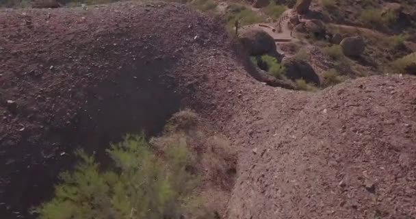 アリゾナ州スコッツデールにあるママ山の空中無人偵察機が山頂ハイキングコースを明らかにしました — ストック動画