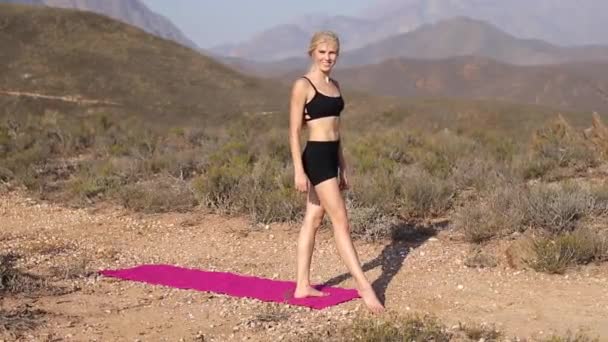 Красива Блондинка Жіноча Модель Робить Йогу Природі Приголомшливими Пейзажами — стокове відео