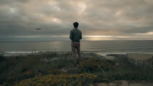 Guy Adalah Pesawat Tanpa Awak Depan Matahari Terbenam Yang Indah — Stok Video
