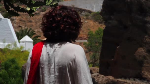 Mujer Relaja Museo Casa Lagomar Lanzarote Mirando Vista Desde Arriba — Vídeo de stock