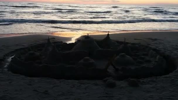 Een Nat Zandkasteel Het Strand Bij Zonsondergang — Stockvideo