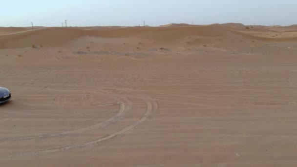 Desert Convertible Car Rijdt Door Zijhoek — Stockvideo