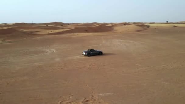 Drohne Verfolgt Graues Cabrio Der Wüste Während Das Auto Sand — Stockvideo