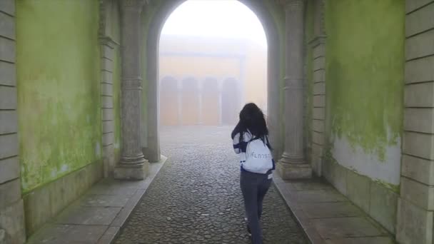 Uma Menina Caminhando Através Arco Palácio Sintra Durante Tempo Temperamental — Vídeo de Stock