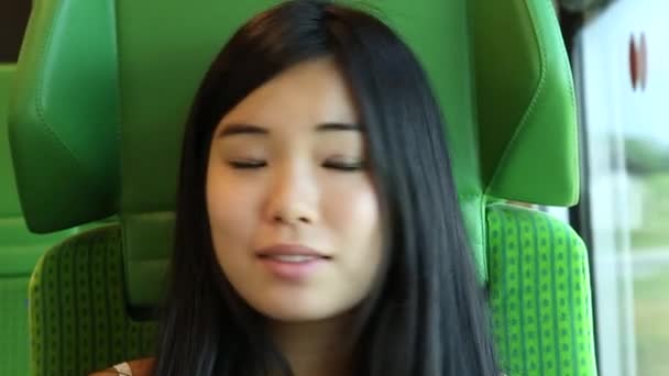 Detailní Záběr Asijské Dívka Rozhlíží Uvnitř Pohybující Vlak Při Sezení — Stock video