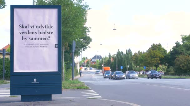 Dänische Werbetafel Mit Vorbeifahrenden Autos — Stockvideo