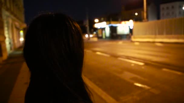 Une Fille Regardant Des Voitures Qui Passent Nuit — Video
