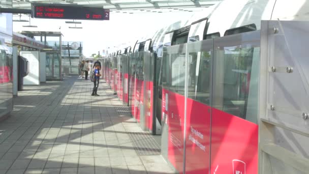 Danois Metro Openingen Sont Les Portes Les Gens Qui Sortent — Video