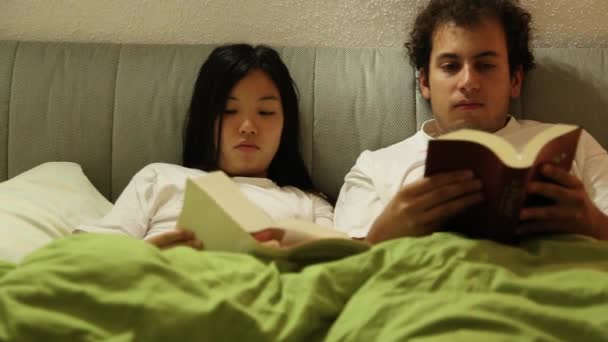 Ένας Άντρας Και Κοπέλα Του Διαβάζουν Ένα Βιβλίο Δίπλα Του — Αρχείο Βίντεο