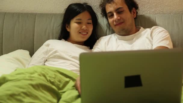 Casal Assistindo Filme Laptop Cama Quarto Bem Iluminado — Vídeo de Stock