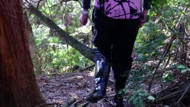 ガンブーツの森を歩く女性に続き — ストック動画