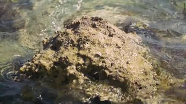 Clip Rallentatore Una Roccia Colpita Dall Acqua Nel Mare Croato — Video Stock