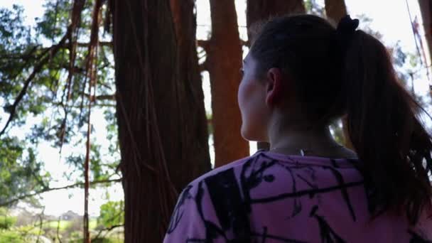 Nahaufnahme Rutsche Über Den Kopf Von Mädchen Wald — Stockvideo