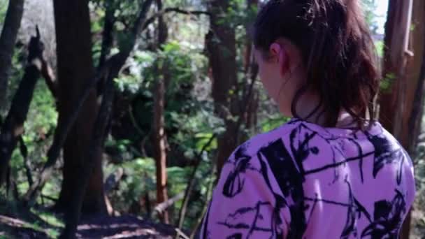 Zbliżenie Strzał Dziewczynie Idącej Torze Lesie — Wideo stockowe