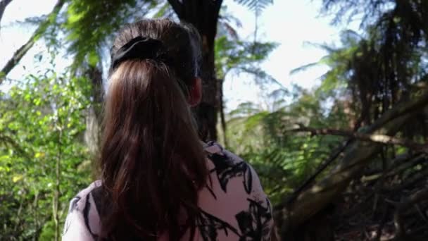 Förlorad Flicka Utforska Skogen Med Kameran Panorering Runt Huvudet Mitt — Stockvideo