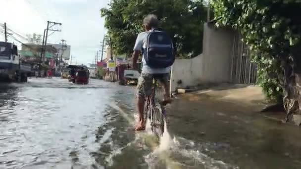 一个城市因暴雨造成的自然灾害而淹没在洪水中的高清晰度录像 — 图库视频影像