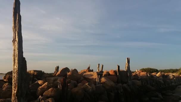 Руйнування Старих Пірсів Морських Хвиль — стокове відео
