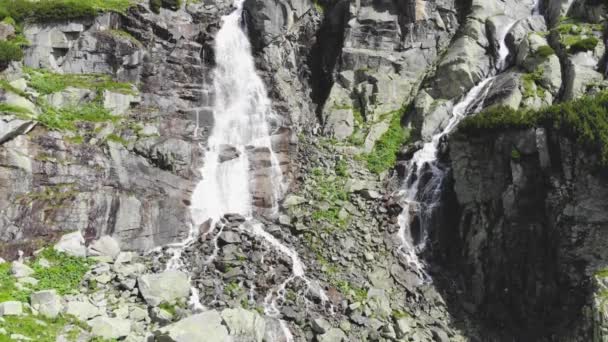 Aerial Encerramento Cachoeira Alta Montanha — Vídeo de Stock