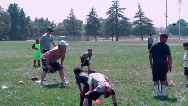 年龄介乎4至8岁的幼童可前往位于加州康科德市迪维山高中的免费足球诊所 为即将到来的2018年秋季国旗足球季作准备 — 图库视频影像