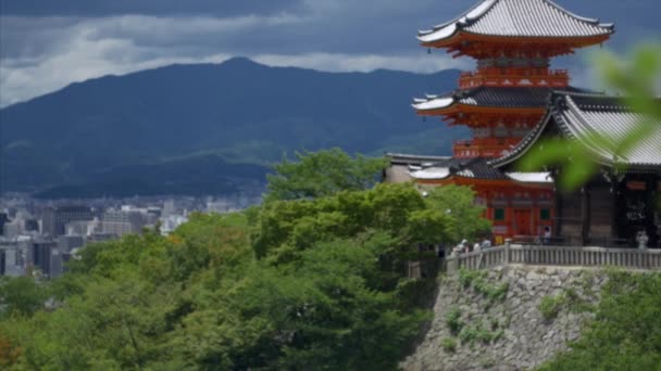 日本のオレンジ色の寺院の眺め — ストック動画