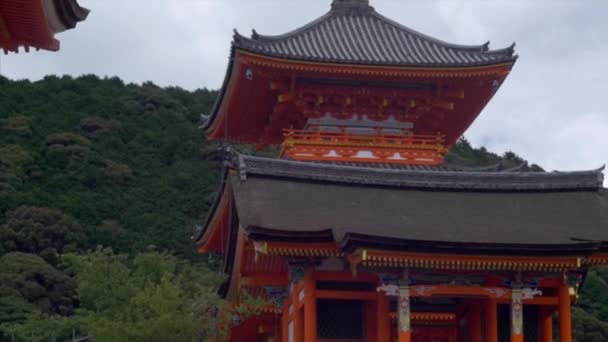 日本のオレンジ色の寺院の眺め — ストック動画
