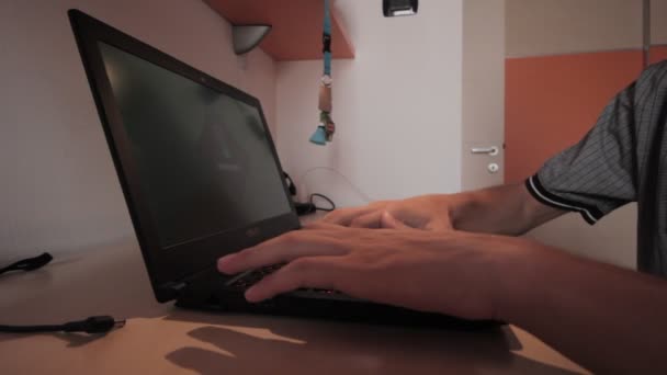 Νεαρός Δακτυλογραφεί Στο Λάπτοπ Στην Κρεβατοκάμαρα Αναζήτηση Και Εγγραφή — Αρχείο Βίντεο