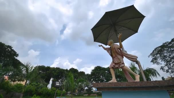 Временной План Статуи Индийского Полубога Чайтаньи Деб Зонтиком Облаками Голубом — стоковое видео