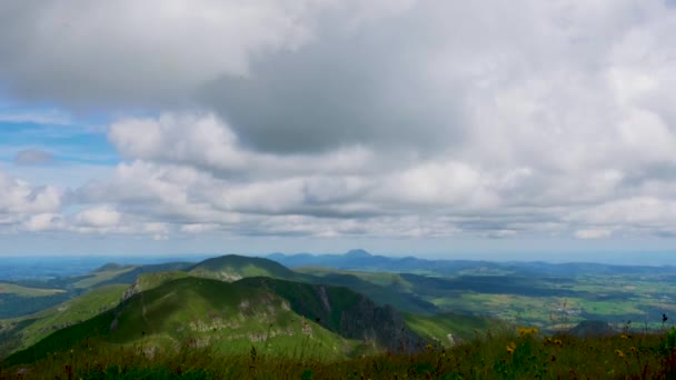 Tijdverloop Van Wolken Boven Bergen — Stockvideo