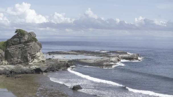 Les Vagues Rejoignent Rivage Par Temps Clair Dans Une Des — Video