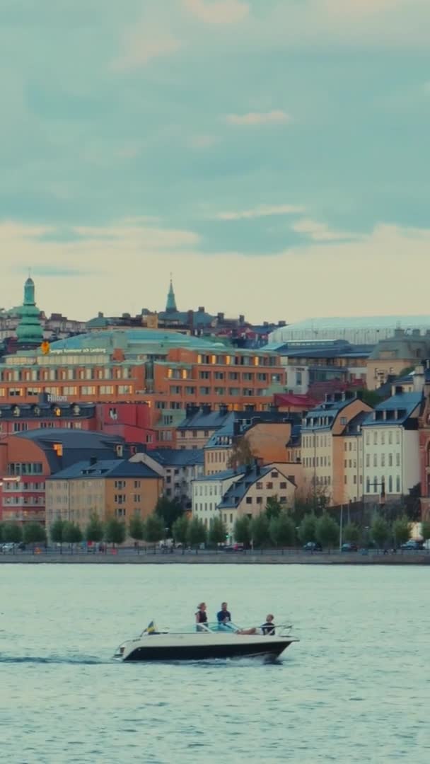 驶过瑞典斯德哥尔摩的船 — 图库视频影像