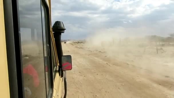 Rijden Een Hobbelige Weg Met Safari Voertuig — Stockvideo