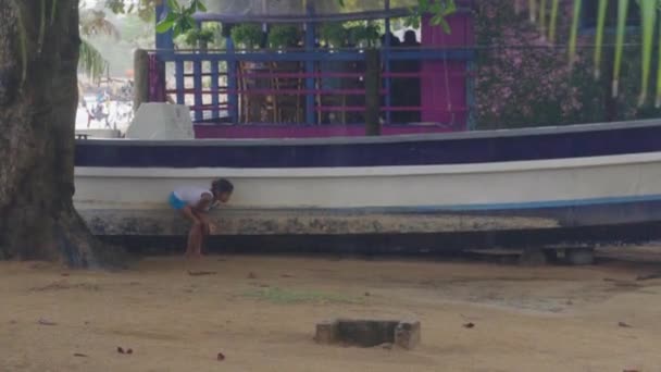Ein Junges Einheimisches Mädchen Spielt Sturm Und Versteckt Sich Vor — Stockvideo