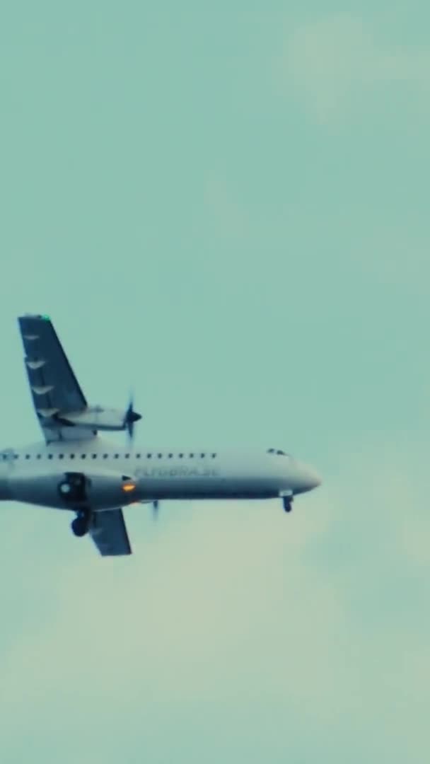 Airbus Latający Nad Głową Szybko Chmurach — Wideo stockowe