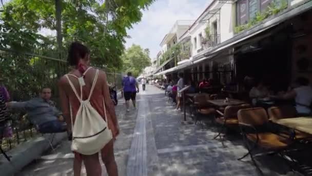 Handschuss Nach Einem Jungen Mädchen Als Mehreren Terrassenrestaurants Modernen Athen — Stockvideo