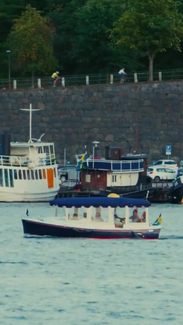 Loď Plující Kolem Jachet Zakotvených Stockholmském Ostrově — Stock video