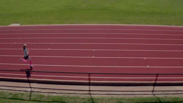 Adolescente Chica Atleta Corriendo Por Una Pista Tiro Dron — Vídeos de Stock