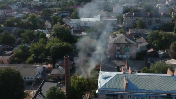 東ヨーロッパの街の真ん中での火災でガレージ晴れた天気 — ストック動画