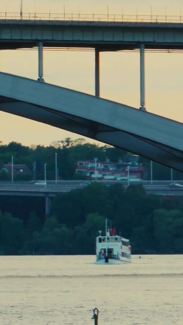 Komp Halad Felé Híd Naplementekor Stockholmban — Stock videók