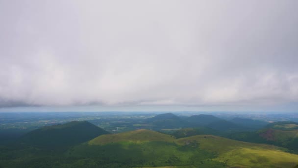 Prachtig Uitzicht Top Van Berg Tijdens Een Zonnige Dag Zomer — Stockvideo