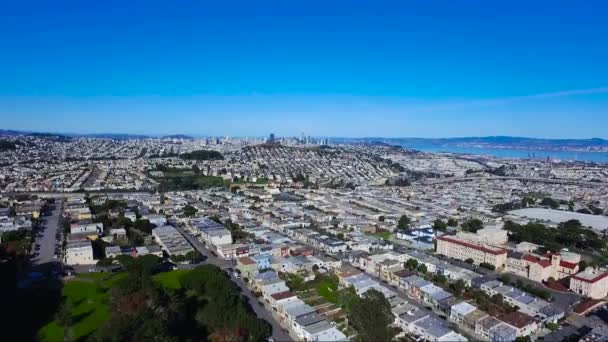 Stijgende Drone Schot Een Wijk San Francisco Met Het Centrum — Stockvideo