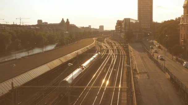 Aeriële Shot Van Een Grijze Trein Die Langzaam Het Treinstation — Stockvideo