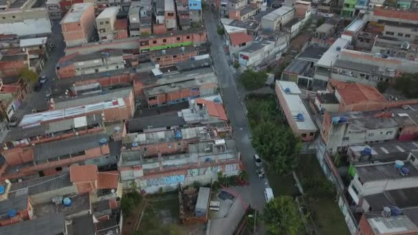 在巴西圣保罗的贫民区 一架无人驾驶飞机在头顶上方盘旋 俯瞰下方 — 图库视频影像