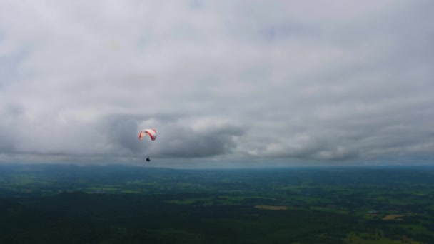 Parapente Topo Uma Montanha Penhasco Durante Dia Nublado Verão — Vídeo de Stock