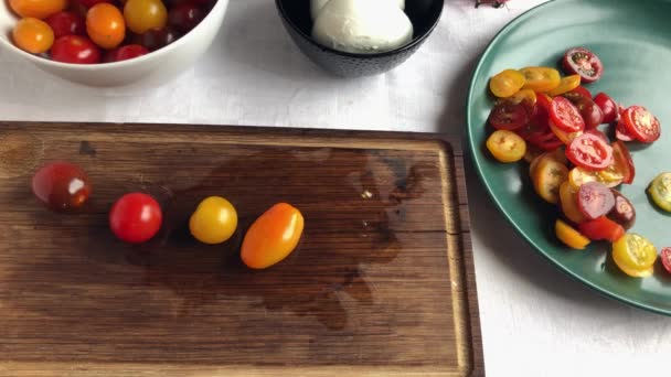 Tomates Orgânicos Picados Frescos Apresentados Uma Configuração Mesa Estilo Retro — Vídeo de Stock