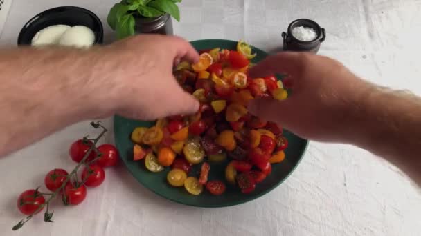 Home Chef Mengt Een Biologische Italiaanse Stijl Tomatensalade — Stockvideo