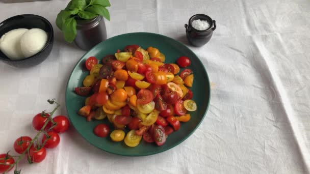 Nog Steeds Genomen Van Een Biologische Italiaanse Stijl Tomatensalade — Stockvideo