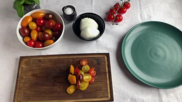 Huischef Zet Verse Biologische Tomaten Een Bord Voor Een Italiaanse — Stockvideo