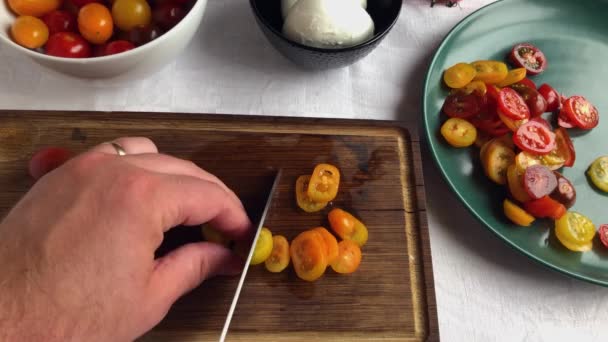 Strona Główna Szef Kuchni Siekanie Pomidorów Organicznych Sałatki Pomidorowej Stylu — Wideo stockowe