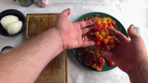 Chef Casero Mezclando Hierbas Con Ensalada Tomate Estilo Italiano — Vídeos de Stock